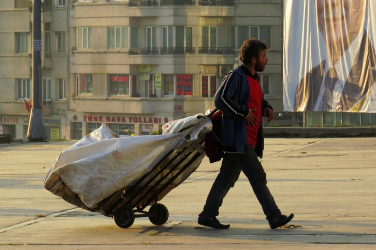 Waste picker in Türkiye. (Photo via Sonia Dias)