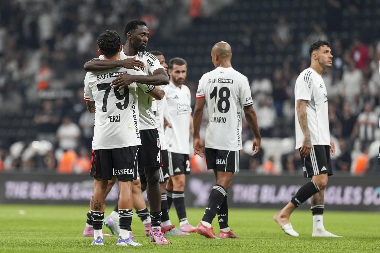 Players of Besiktas celebrate their victory at the end of the Turkish Super Lig week-two football match between Besiktas and ikas Eyupspor at Tupras Stadium in Istanbul, Türkiye, Aug. 17, 2025. (AA Photo)