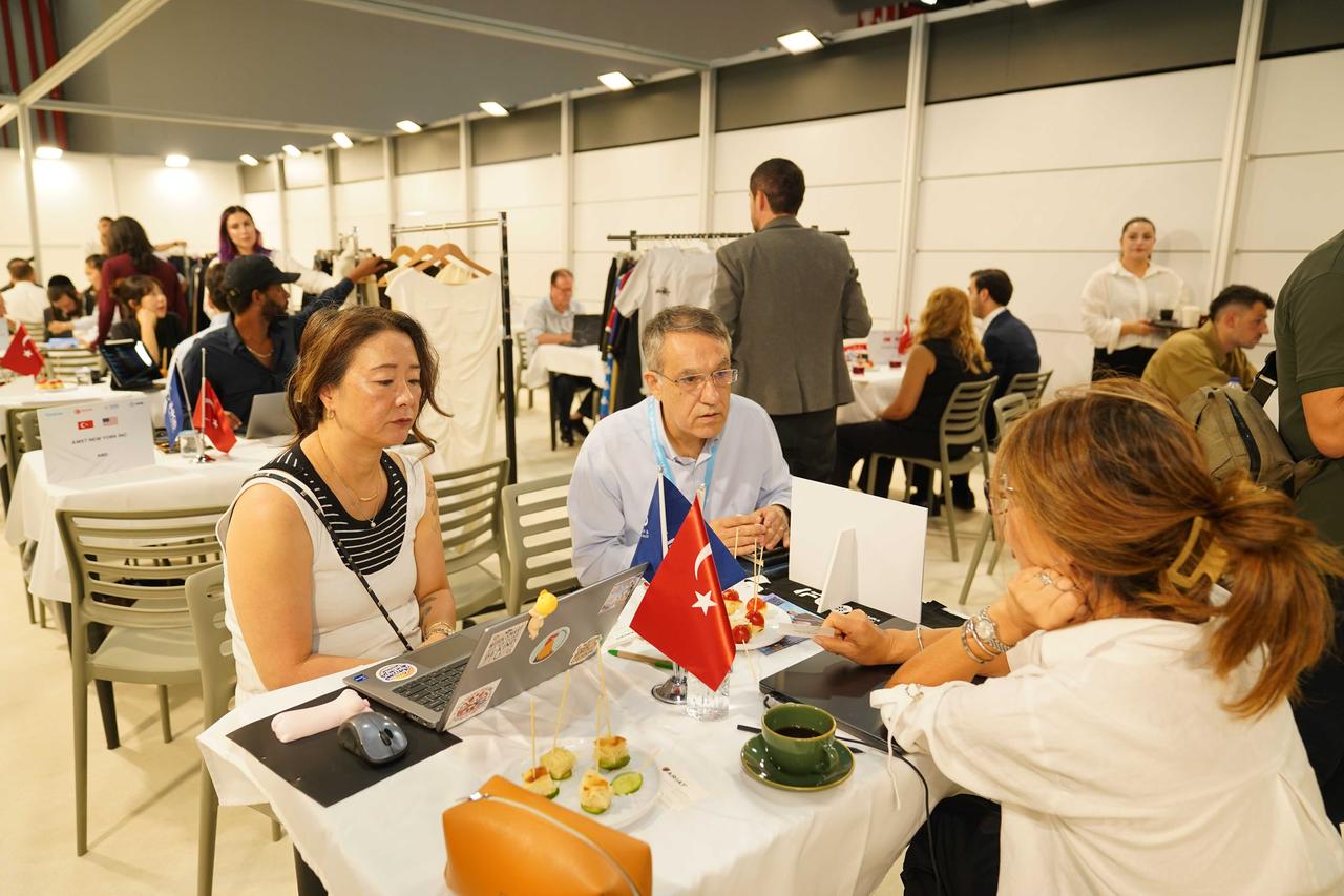 International buyers meet with Turkish companies during B2B sessions at the 8th Istanbul Fashion Connection (IFCO) fair, Aug. 20, 2025. (AA Photo)