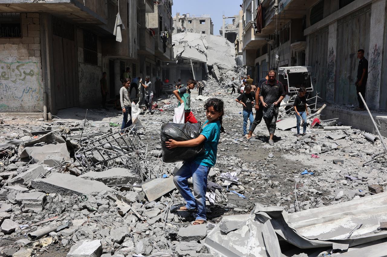 Palestinians salvage items from the rubble of homes destroyed in Israeli strikes on the southern al-Zeitoun neighbourhood in Gaza City on August 19, 2025. (AFP Photo)