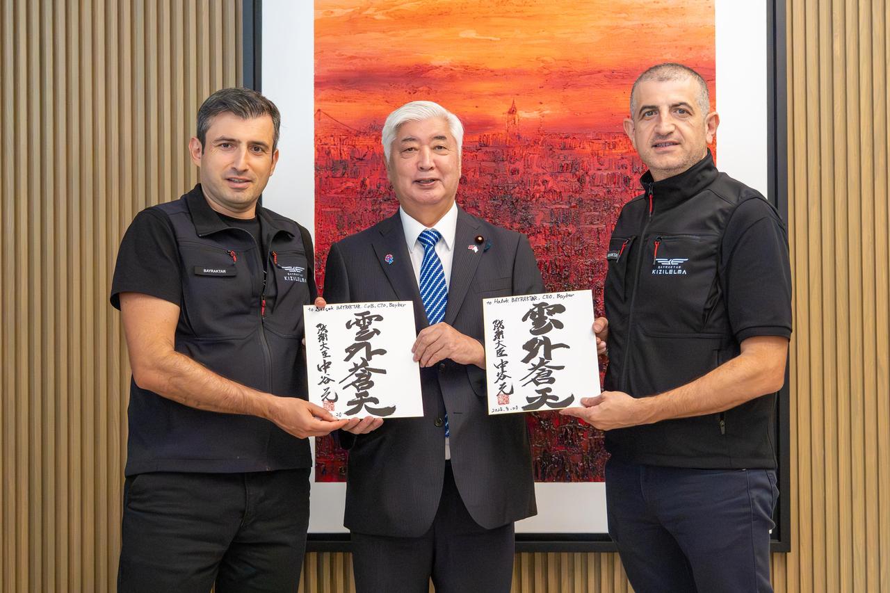 Japanese Defense Minister Gen Nakatani (C), Baykar Chairman Selcuk Bayraktar (L) and General Manager Haluk Bayraktar (R) on 20 August, 2025. (AA Photo)