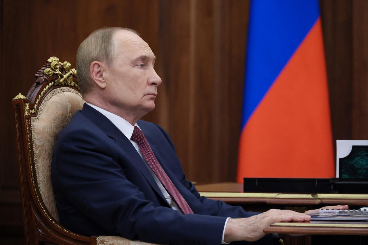 Russia rejects NATO peacekeeping forces as Ukraine pushes for security guarantees Image