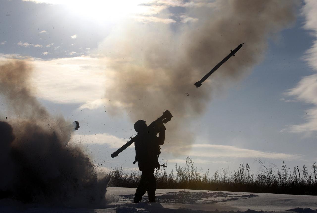 A Ukrainian soldiers fires a missile with a man-portable air defense system during drills near the city of Shchastya, north of Luhansk, on Dec. 1, 2014. (AFP Photo)