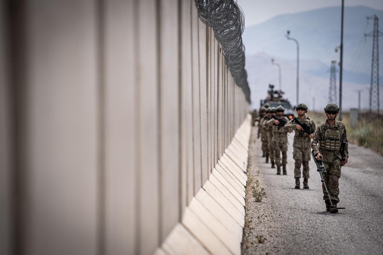 Turkish soldiers patrol the Agri section of the Türkiye-Iran border in August 2025. (AA Photo)