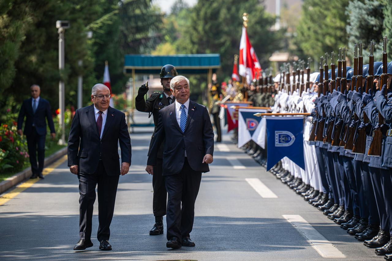 National Defense Minister Yasar Guler (L) welcomes Japanese Defense Minister Gen Nakatani (R) with an official ceremony at the ministry building in Ankara, Türkiye on August 19, 2025. (AA Photo)