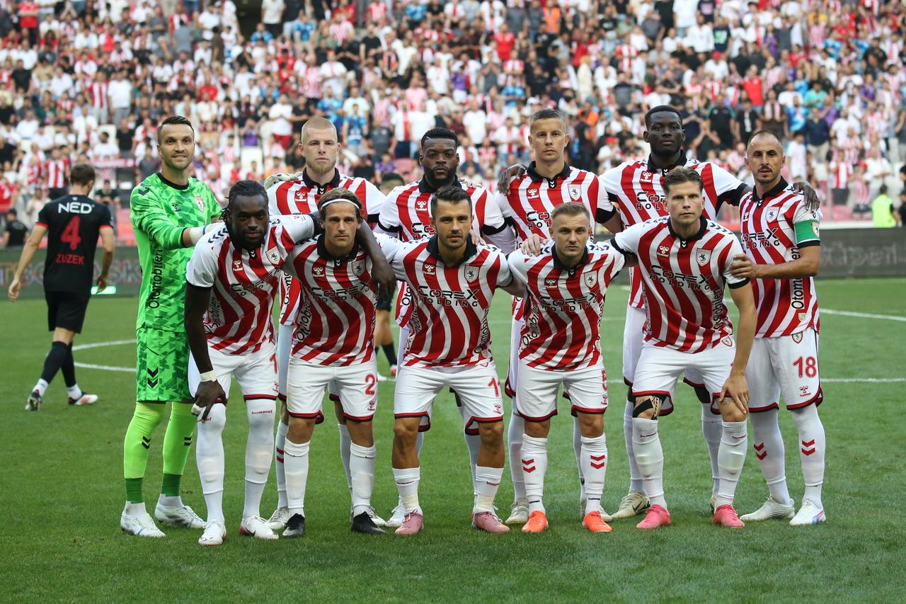Samsunspor players pose for photo before Genclerbirligi match at Samsun Yeni 19 Mayis Stadium, Türkiye, Aug. 9, 2025. (AA Photo)
