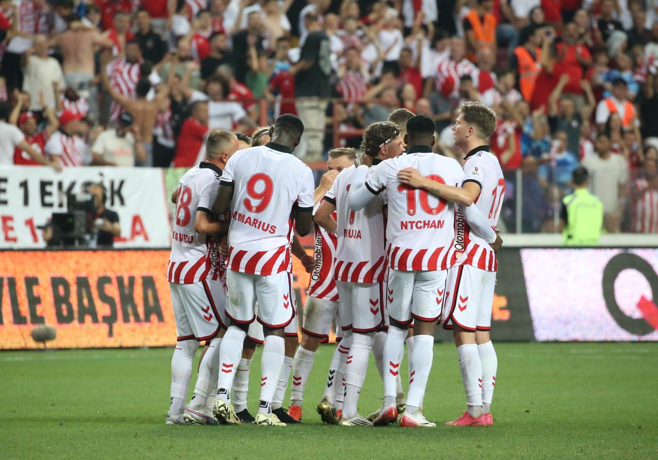 Samsunspor faces Genclerbirligi in first week of Trendyol Super Lig at Samsun Yeni 19 Mayıs Stadium; Samsunspor players celebrate goal, Samsun, Türkiye, Aug. 9, 2025. (AA Photo)