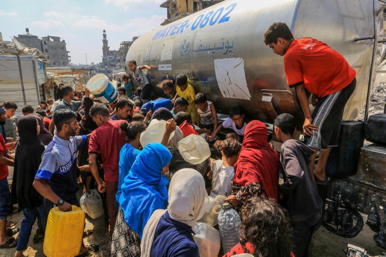 Palestinians try to fill their jerry cans from a water tanker in Khan Yunis, Gaza, Palestine, August 18, 2025. (AA Photo)
