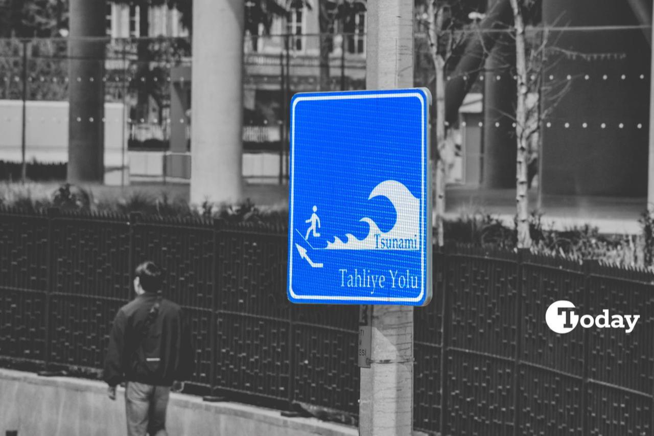 Tsunami escape route sign in Galata port, Istanbul, Türkiye. (Photo collage by Türkiye Today team)