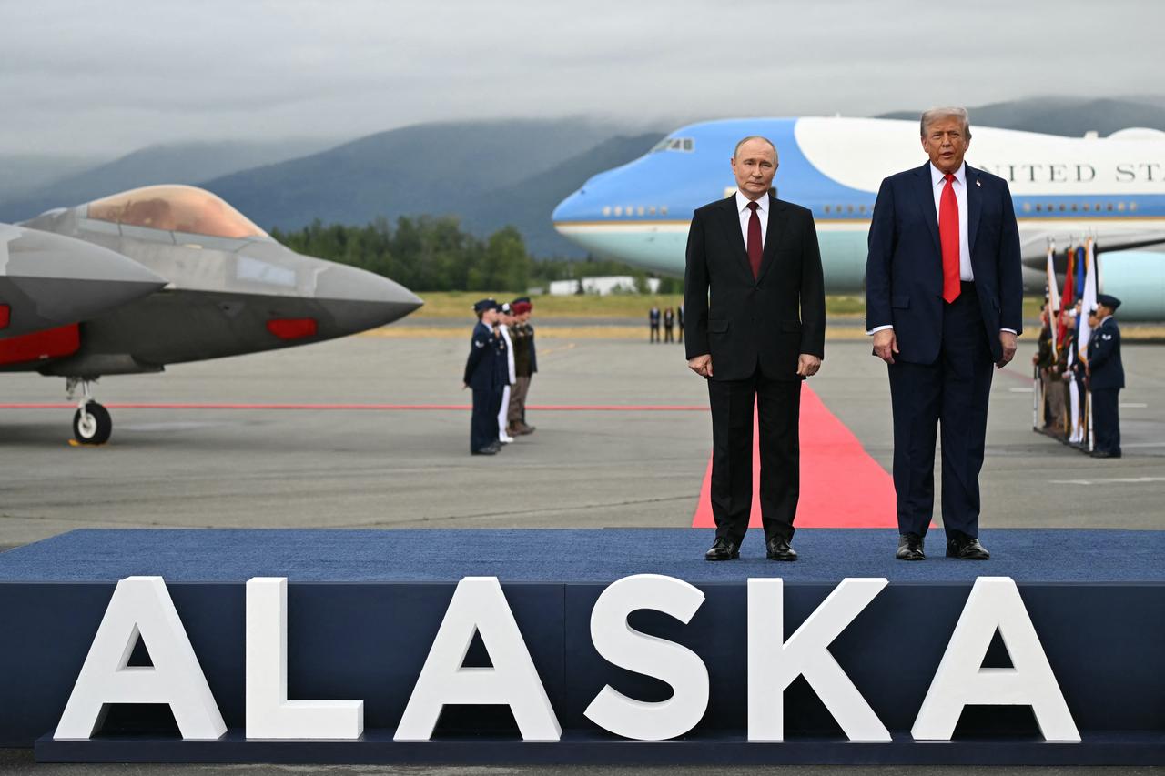 US President Donald Trump (R) and Russian President Vladimir Putin pose on a podium on the tarmac after arrival at Joint Base Elmendorf-Richardson in Anchorage, Alaska, on August 15, 2025. (AFP Photo)