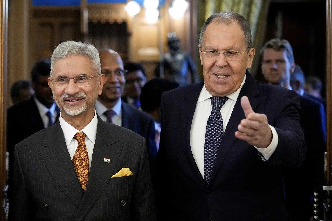 Russia's Foreign Minister Sergey Lavrov (R) and India's Foreign Minister Subrahmanyam Jaishankar enter a hall for their talks at Zinaida Morozova's Mansion in Moscow on August 21, 2025. (AFP Photo)