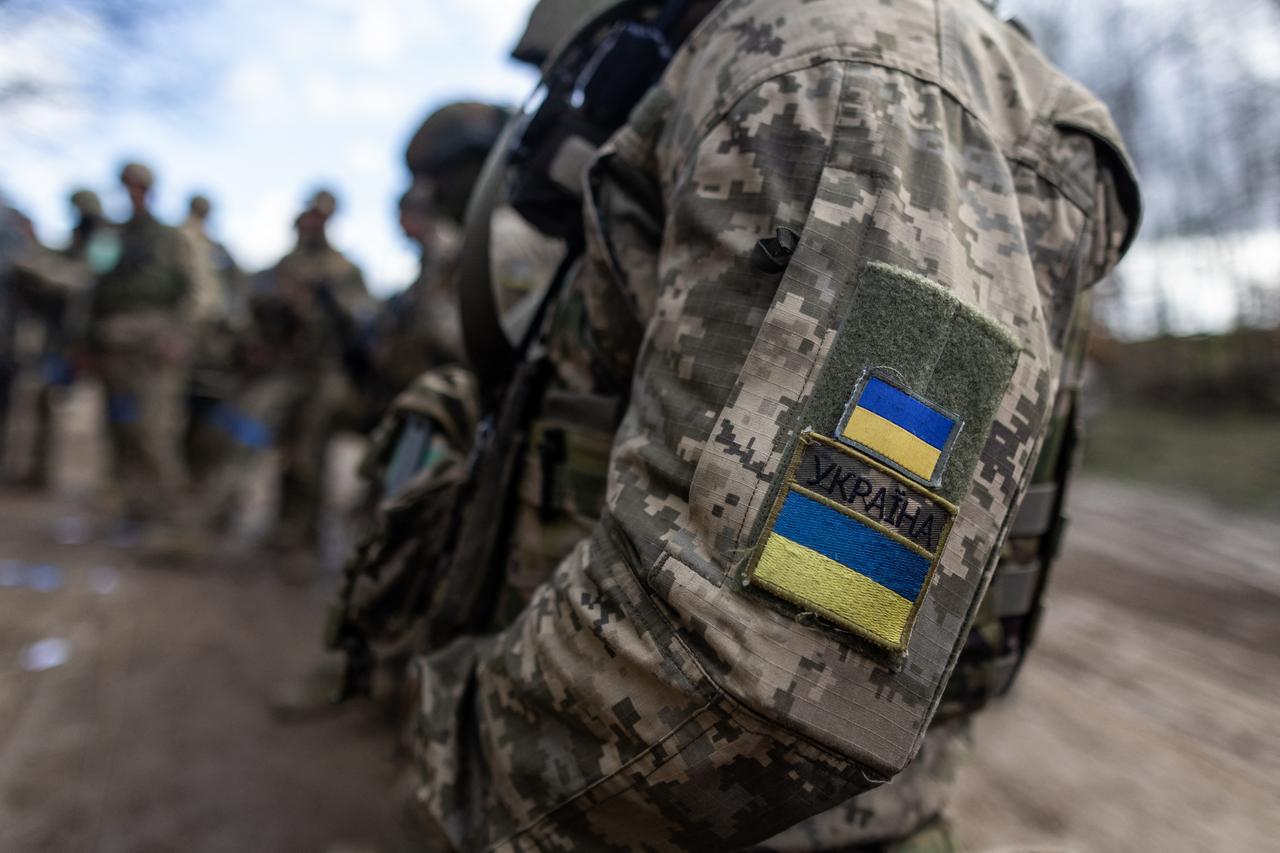 A badge with the Ukrainian flag is seen on a trooper's arm as Ukrainian soldiers prepare to take part in a military training with French servicemen in Poland, on April 4, 2024. (AFP Photo)