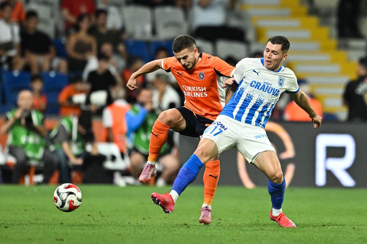 Ivan Brnic (L) of Basaksehir in action against Carlos Mora (17) of Universitatea Craiova during UEFA Conference League play-off round 1st match between Basaksehir and Universitatea Craiova at Fatih Terim Stadium in Istanbul, Türkiye on August 21, 2025. (AA Photo)