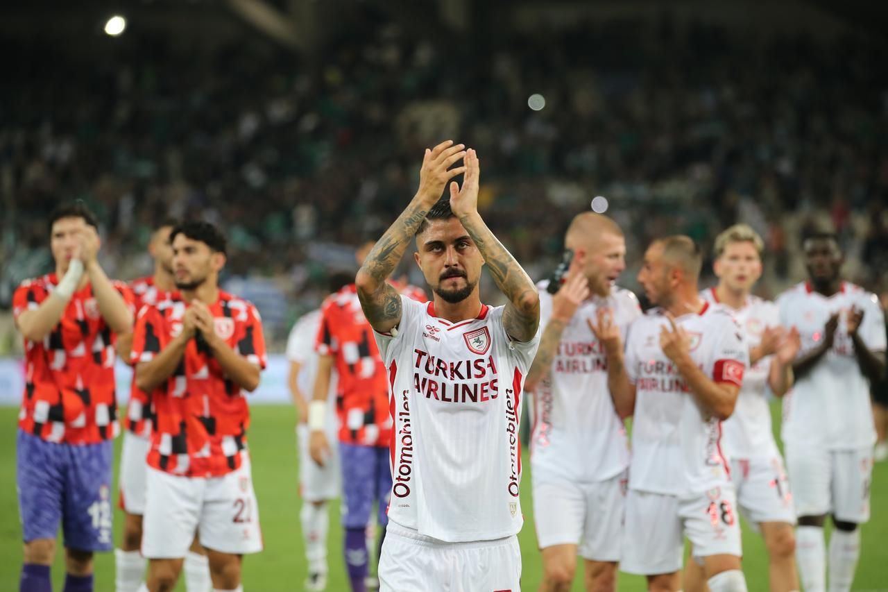 Soner Gonul of Samsunspor greets supporters after the UEFA Europa League play-off round 1st match between Panathinaikos and Samsunspor at Olympic Stadium in Athens, Greece on August 21, 2025. (AA Photo)