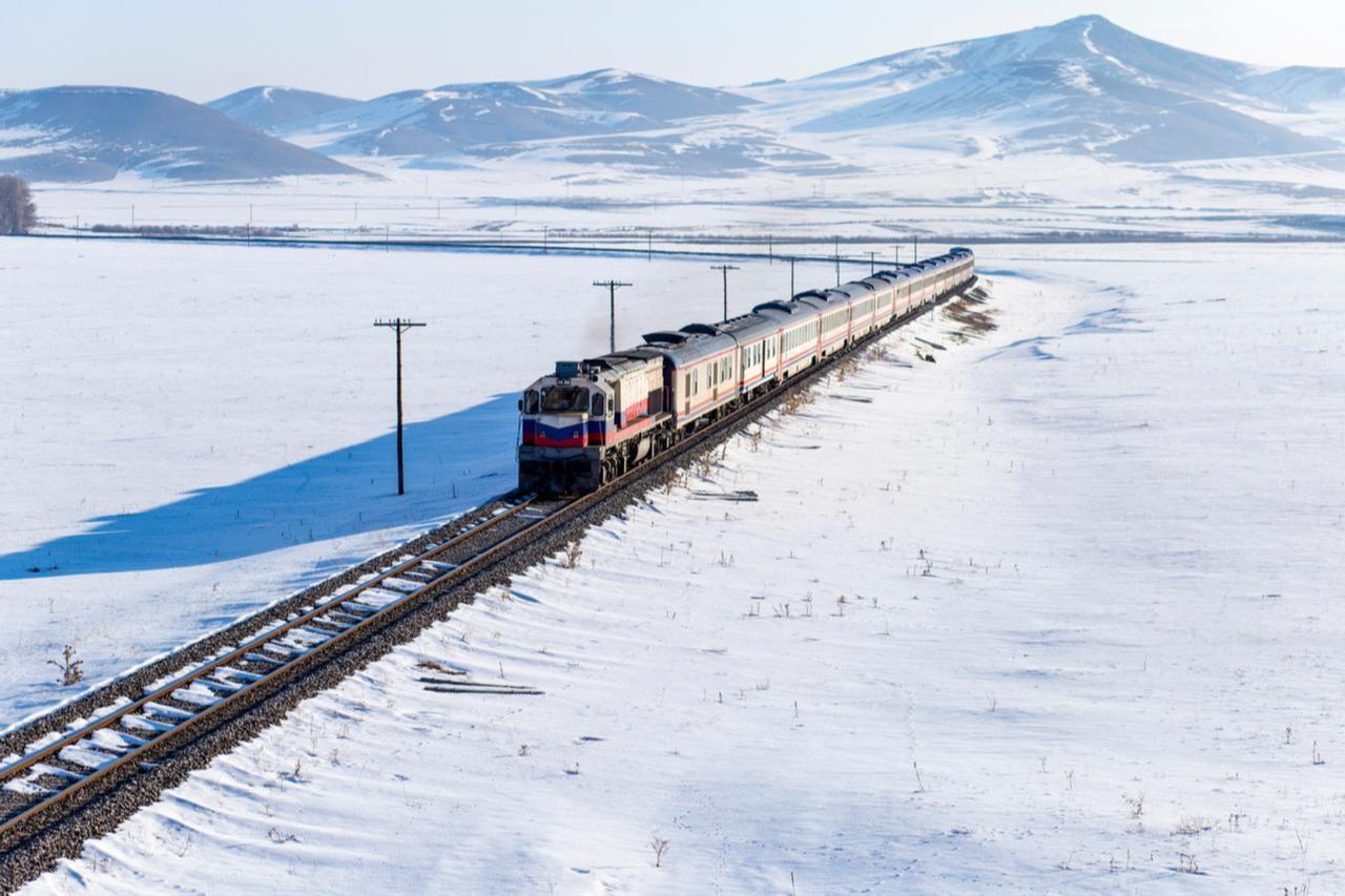 A passenger train travels across a snow-covered landscape in eastern Türkiye. (Adobe Stock Photo)