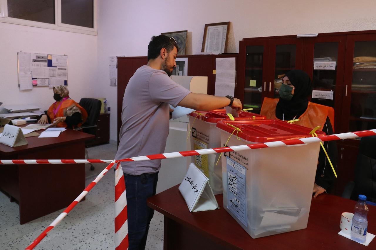 A Libyan voter casts his ballot for municipal elections at a polling station in Tripoli on August 16, 2025. (AFP Photo)