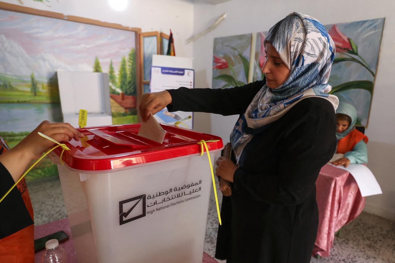 A Libyan voter casts her ballot for municipal elections at a polling station in Tripoli on August 16, 2025. (AFP Photo)