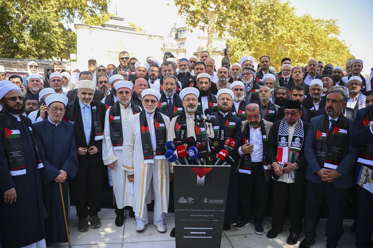 A  conference of An Islamic and Humanitarian Responsibility at Eyüp Sultan Mosque, Istabul , 22 Agustus ,2025 . (AA photo)