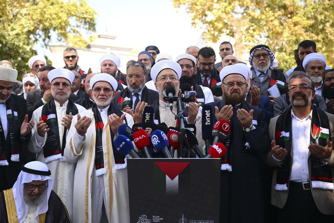 A conference of An Islamic and Humanitarian Responsibility at Eyüp Sultan Mosque, Istabul , 22 Agustus ,2025 . (AA photo)