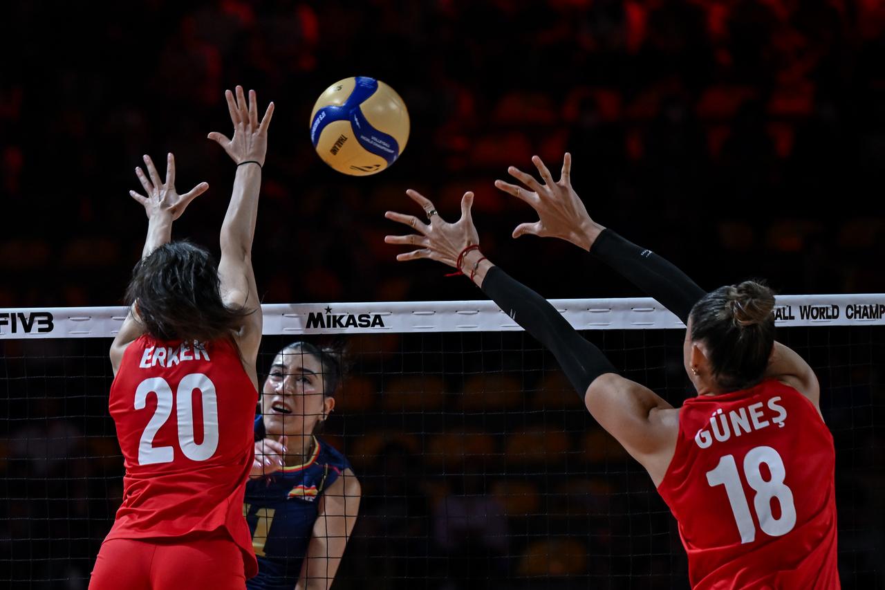 Yaprak Erkek (20) and Zehra Gunes (18) of Türkiye in action during the FIVB Women’s World Volleyball Championship volleyball match Türkiye and Spain at Korat Chatchai Hall in Nakhon Ratchasima, Thailand, on August 23, 2025. (AA Photo)