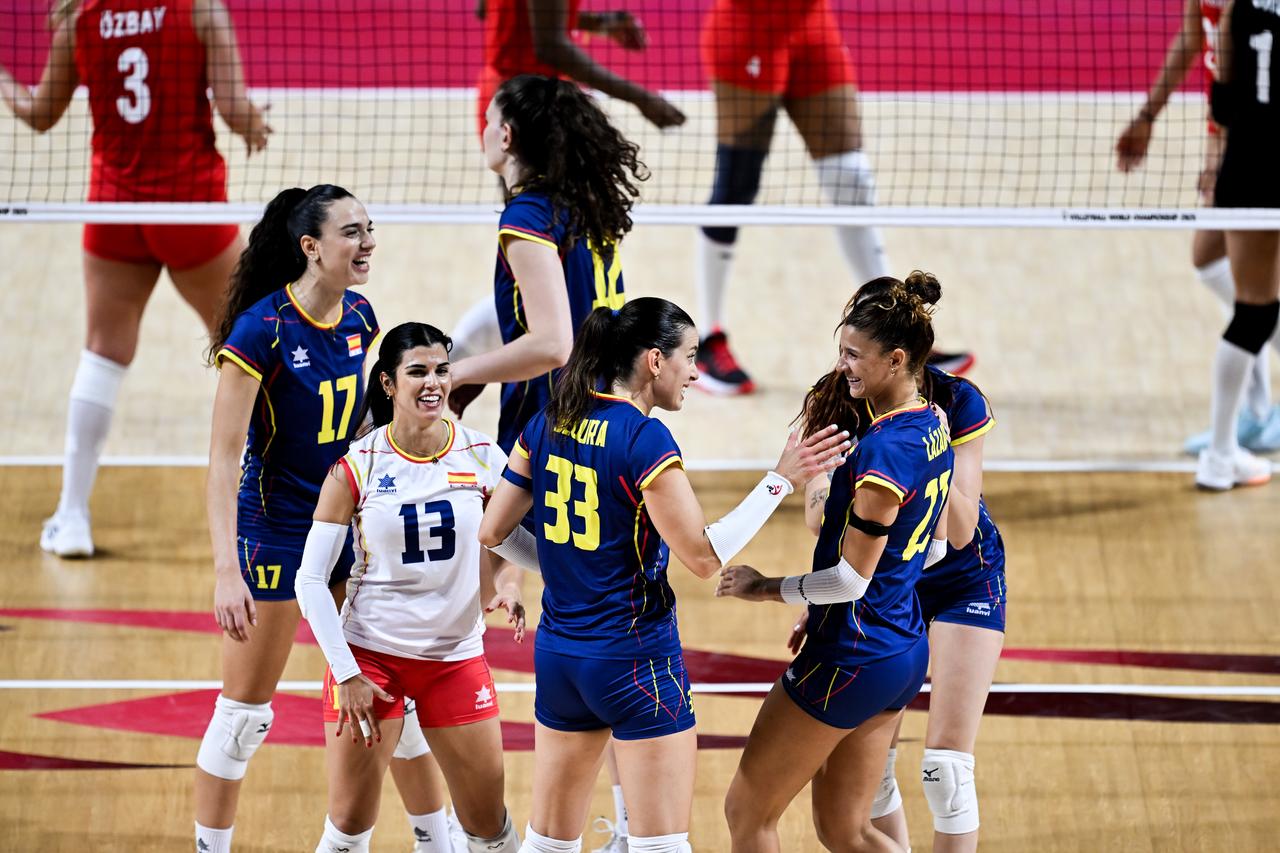 Players of Spain celebrate after a point during the FIVB Women’s World Volleyball Championship match between Türkiye and Spain at the Korat Chatchai Hall in Nakhon Ratchasima, Thailand, on August 23, 2025. (AA Photo)