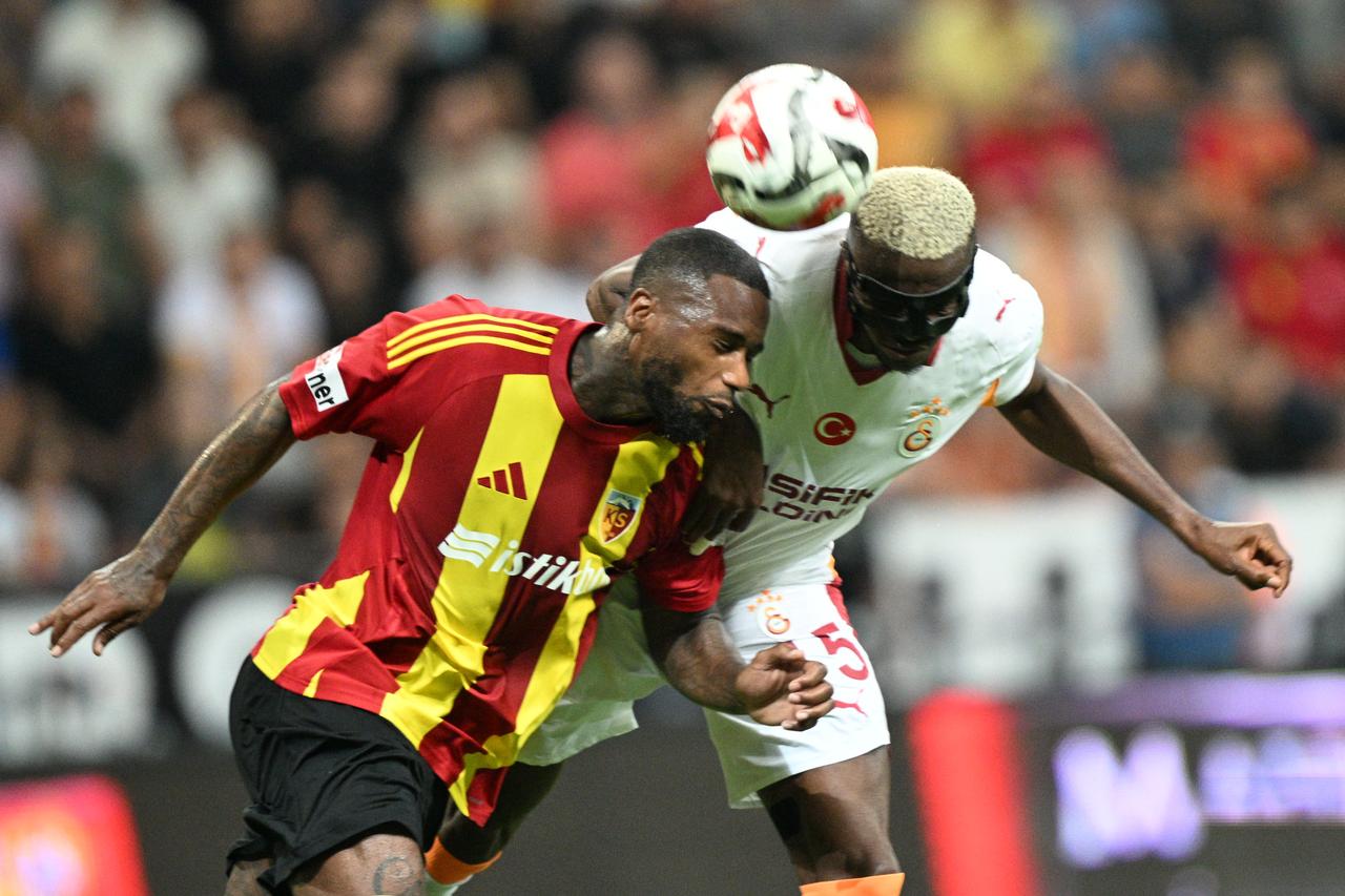 Osimhen of Galatasaray and Denswil of Kayserispor in action during Turkish Super Lig week 3 football match between Zecorner Kayserispor and Galatasaray at RHG EnerTurk Stadium in Kayseri, Türkiye on August 24, 2025. (AA Photo)