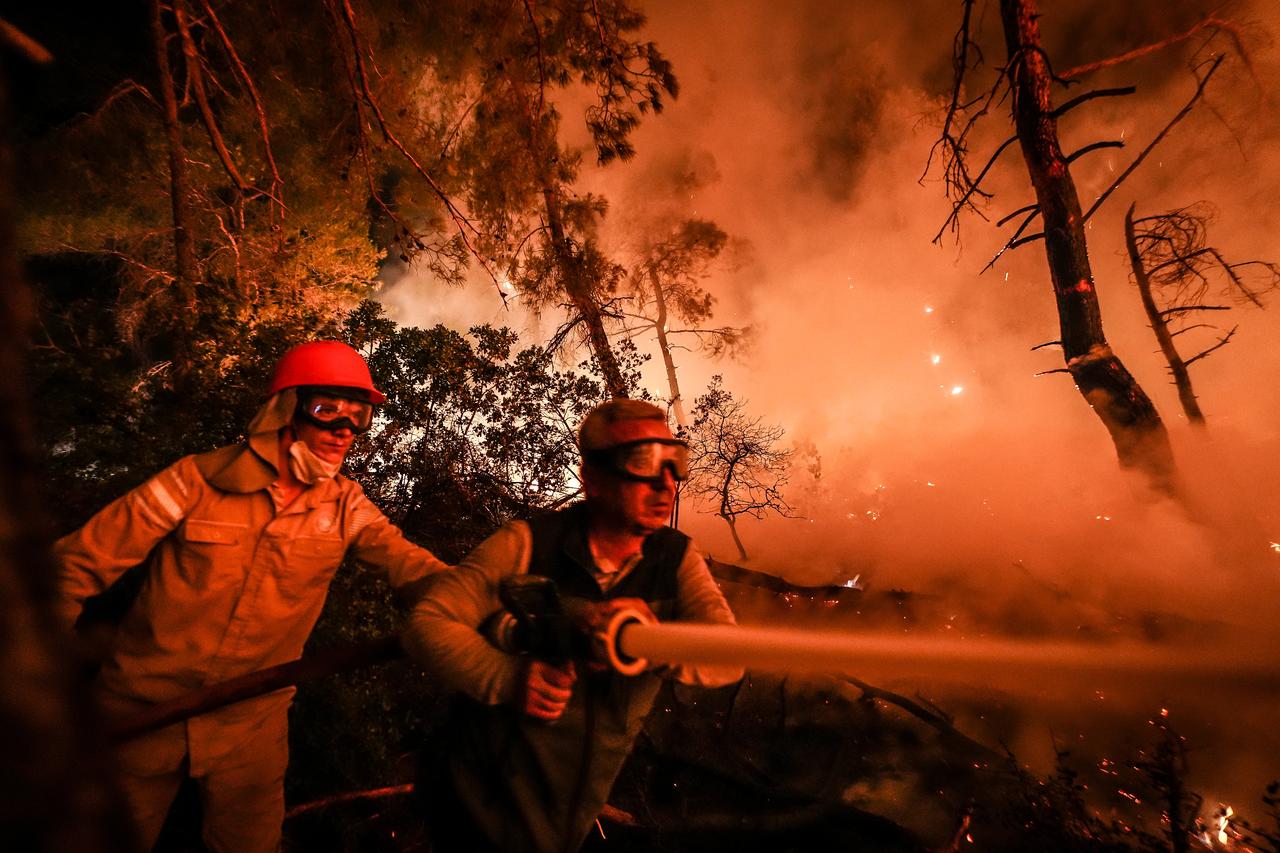 Firefighters extinguish the wildfire that started in a rural area that spread to a forest in the Gelibolu district of Canakkale, Türkiye, August 22, 2025. (AA Photo)