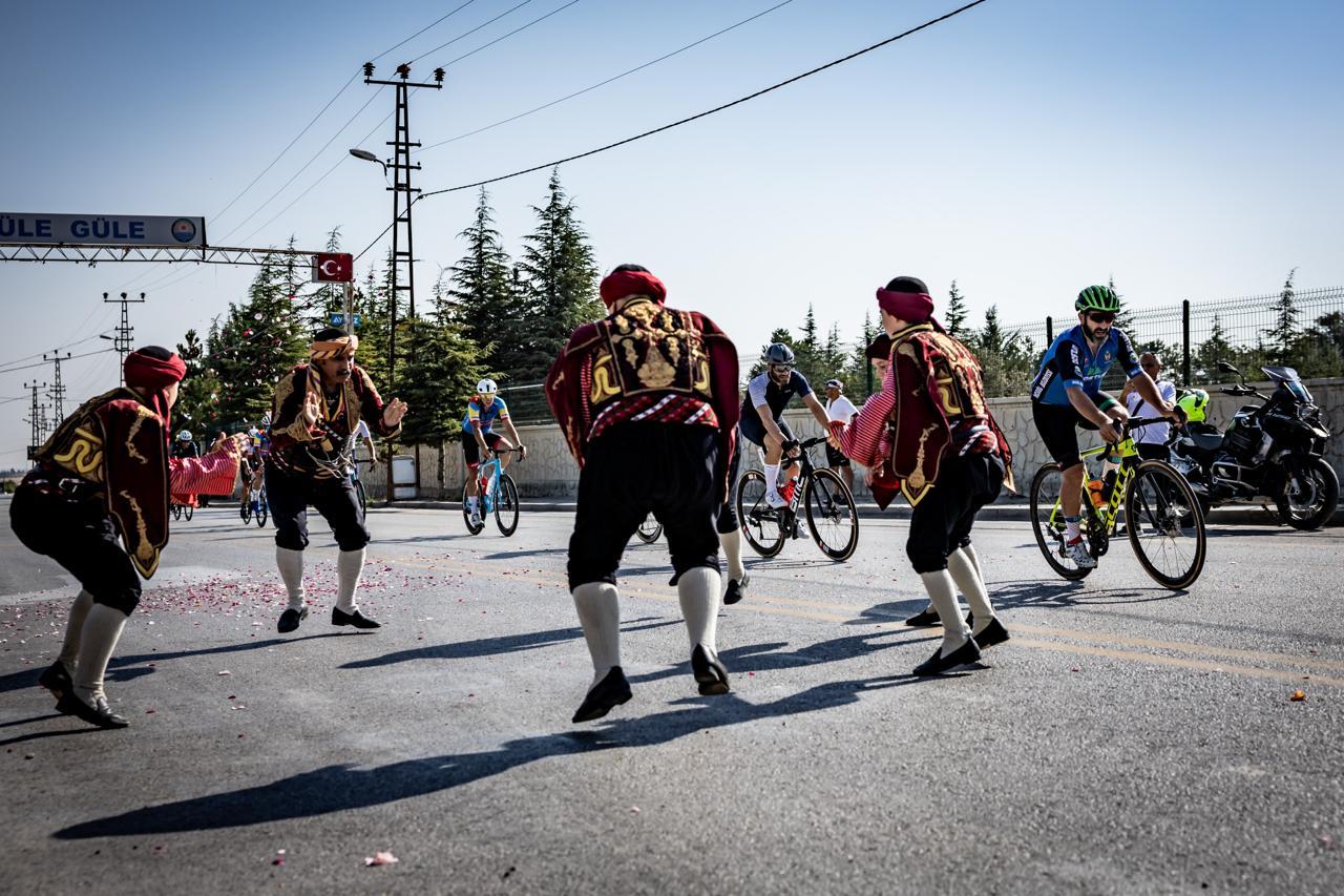 During the 2025 Gran Fondo Baskent bike race held in Ankara, Türkiye, Seymenler—traditional folk guards and dancers—welcome cyclists, Aug. 24, 2025. (Photo via Gran Fondo Baskent team)