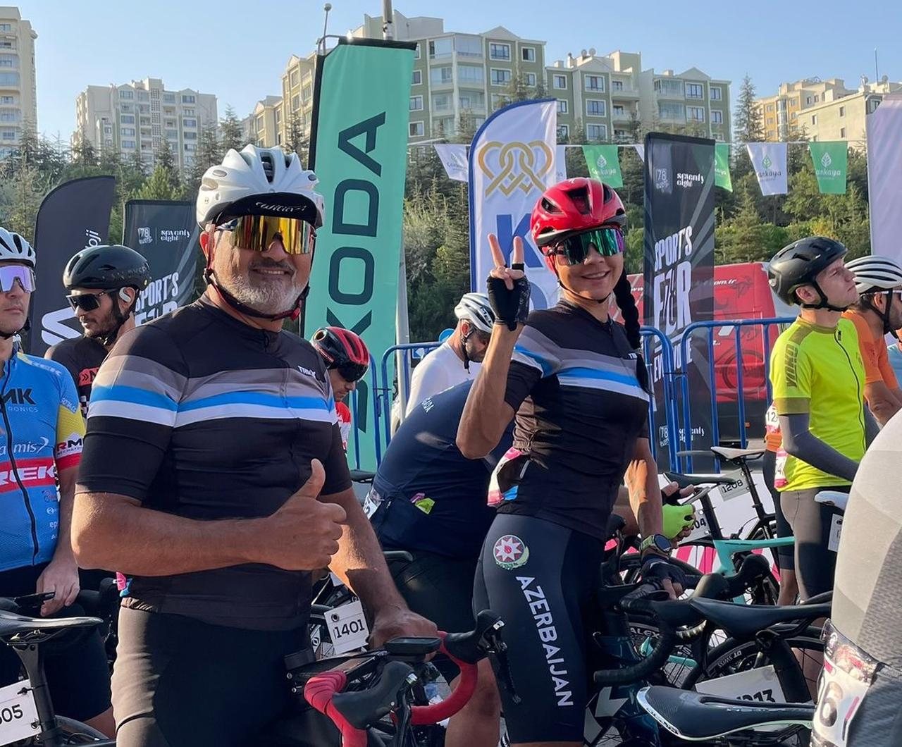 Azerbaijan rider Natalia Vallek (R) flashes a peace sign at the start of 2025 Gran Fondo Baskent in Ankara, Türkiye, Aug. 24, 2025. (Photo via Koray Erdogan/Türkiye Today)