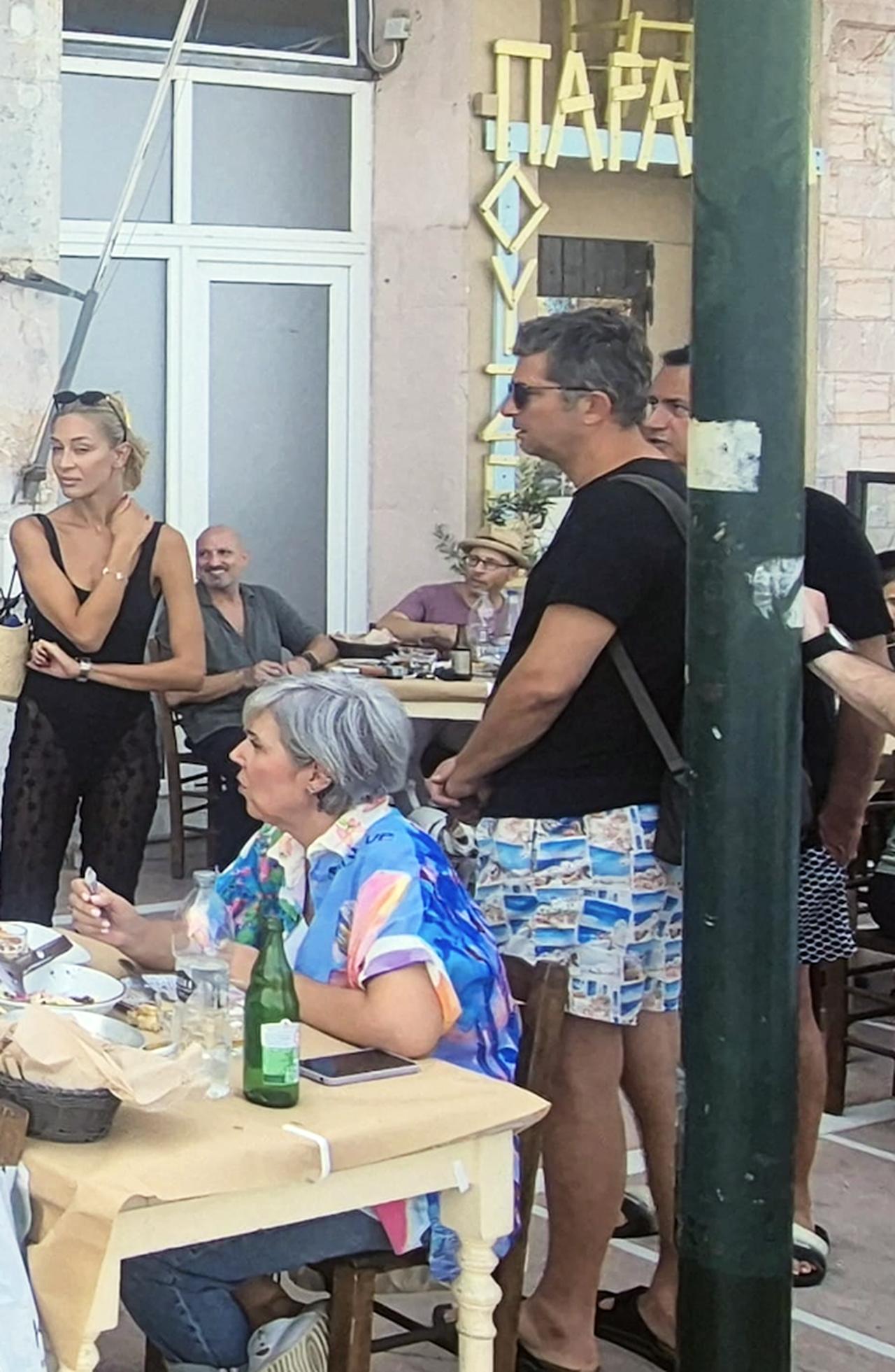 Acun Ilicali (right, behind the green pole) at the restaurant Roussiko on the Greek island of Chios, Aug. 22, 2025. (Photo via T24)