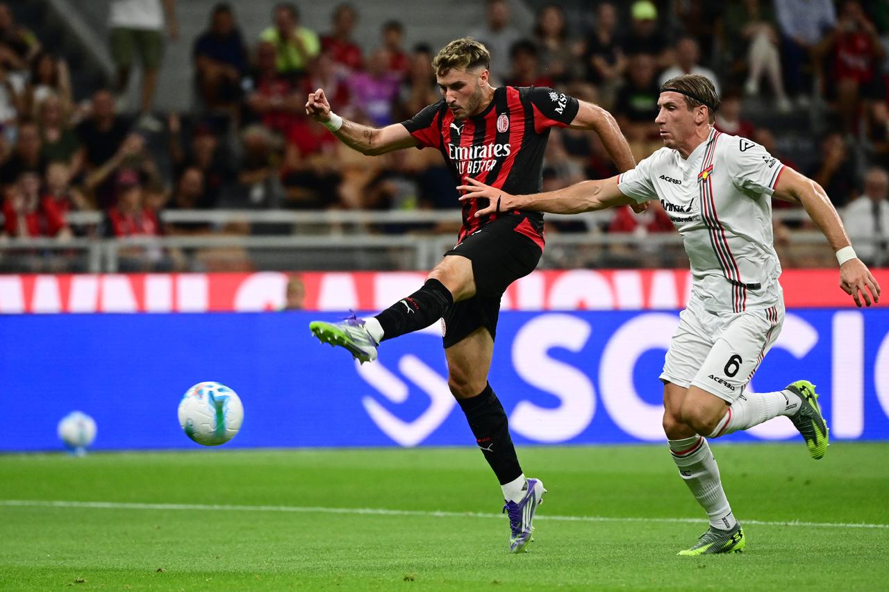 AC Milans Mexican forward Santiago Gimenez fights for the ball with Cremoneses Italian defender Federico Baschirotto during the Italian Serie A football match between AC Milan and Cremonese at San Siro stadium in Milan, Italy, August 23, 2025. (AFP Photo)