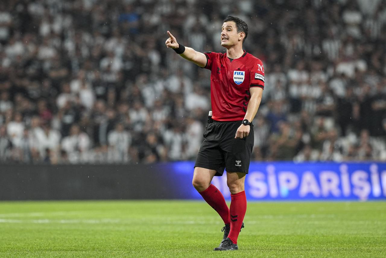 Referee Halil Umut Meler leads Turkish Super Lig week-two football match between Besiktas and ikas Eyupspor at Tupras Stadium in Istanbul, Türkiye, August 17, 2025. (AA Photo)