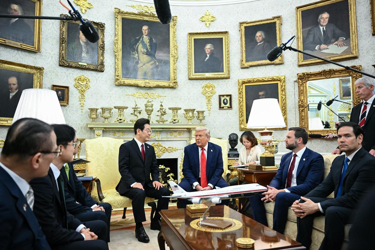 US President Donald Trump and South Korean President Lee Jae Myung attend a bilateral meeting in the Oval Office of the White House in Washington, DC, on August 25, 2025. (AFP Photo)