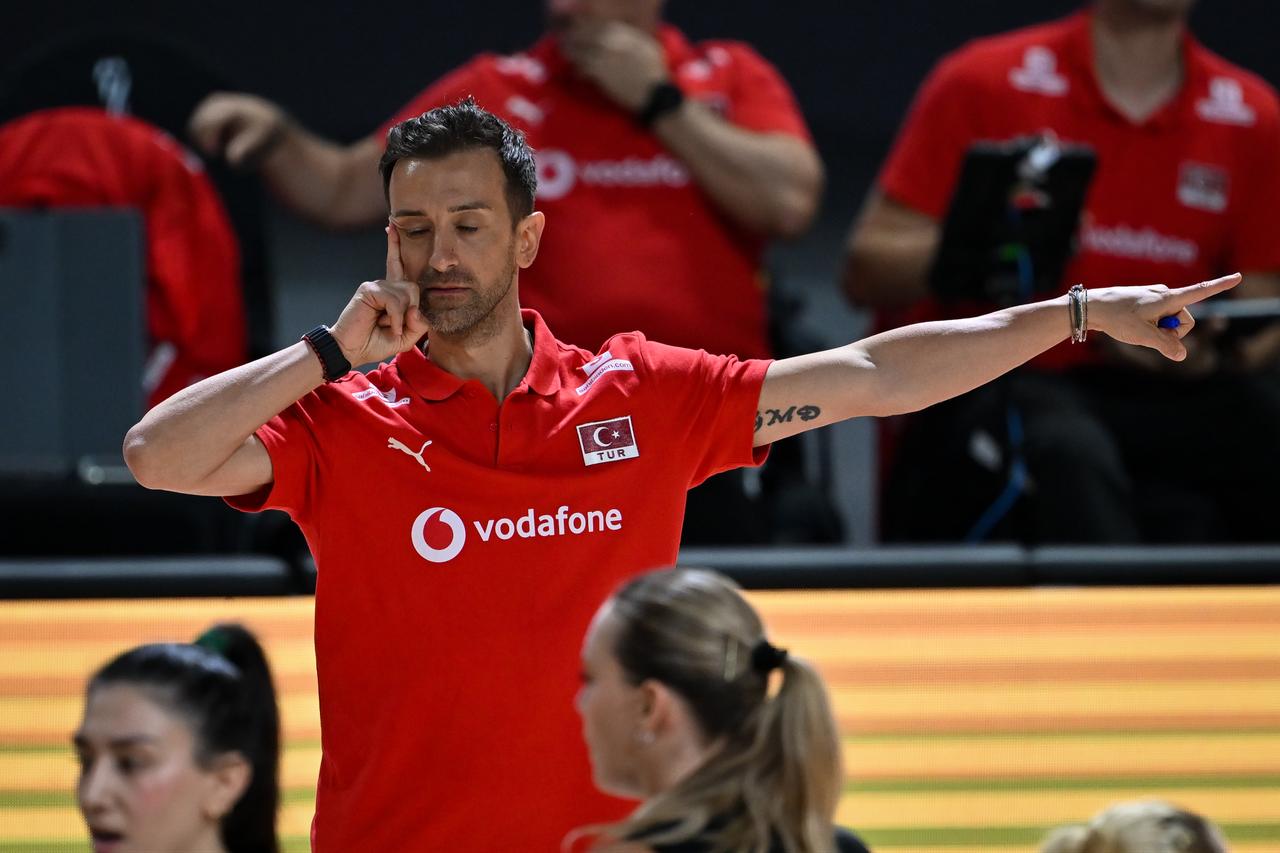 Head coach Daniele Santarelli of Türkiye gives tactics during the FIVB Womens Volleyball World Championship match between Türkiye and Bulgaria at Korat Chatchai Hall in Nakhon Ratchasima, Thailand, Aug. 25, 2025. (AA Photo)