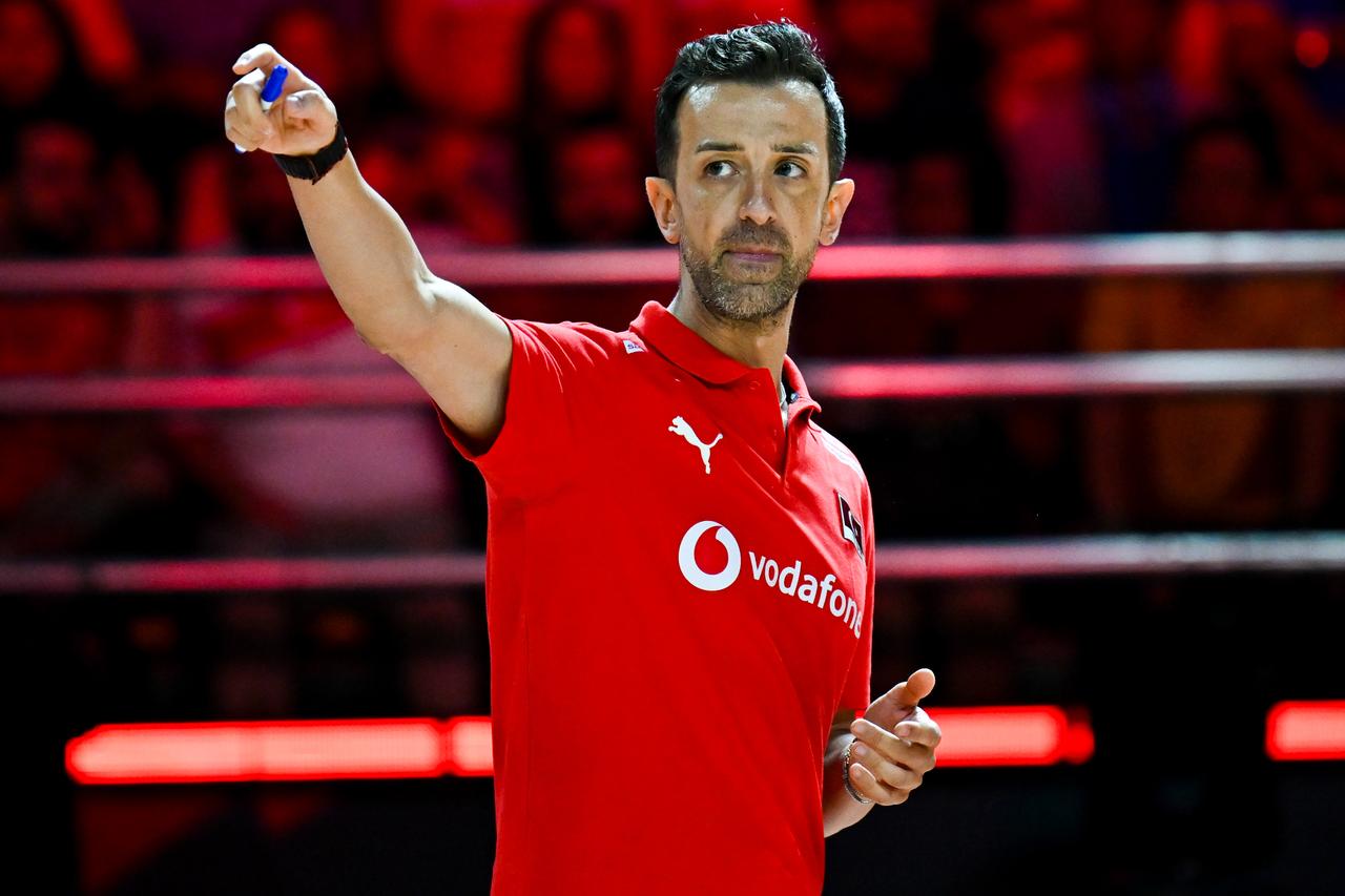 Head coach of Türkiye Daniele Santarelli gives tactics during the FIVB Women's Volleyball World Championship match between Türkiye and Bulgaria at Korat Chatchai Hall in Nakhon Ratchasima, Thailand, Aug. 25, 2025. (AA Photo)