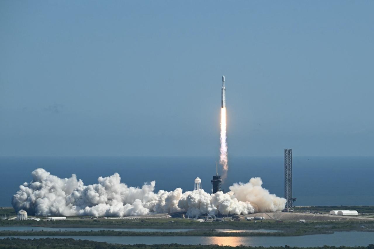 A SpaceX Falcon Heavy rocket with the Europa Clipper spacecraft aboard launches in Cape Canaveral on October 14, 2024. (AFP Photo)