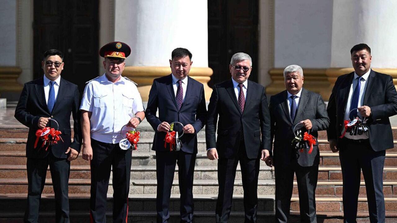 Kyrgyz officials pose with vehicle keys during a handover ceremony in Bishkek, Kyrgyzstan, August 26, 2025. (Photo via turkiyegazetesi.com.tr)