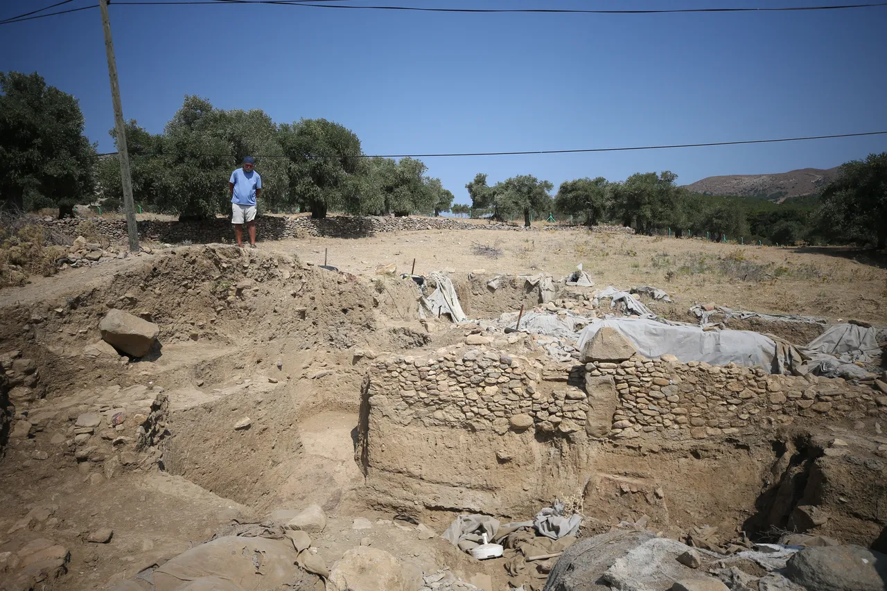 A view from the excavations at Ugurlu-Zeytinlik Hoyuk on Gokceada, Canakkale, Türkiye, where archaeologists uncovered 8,800-year-old houses of the first Aegean farmers, Aug. 27, 2025. (AA Photo)