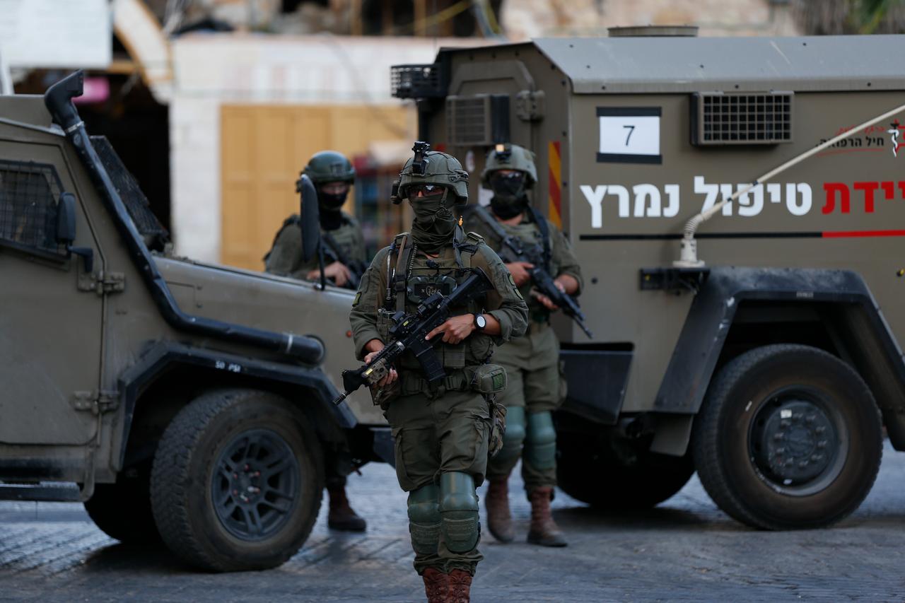 Israeli forces take security measures as Jewish settlers under Israeli protection raid on Old City in Hebron, West Bank, August 23, 2025. (AA PHoto)