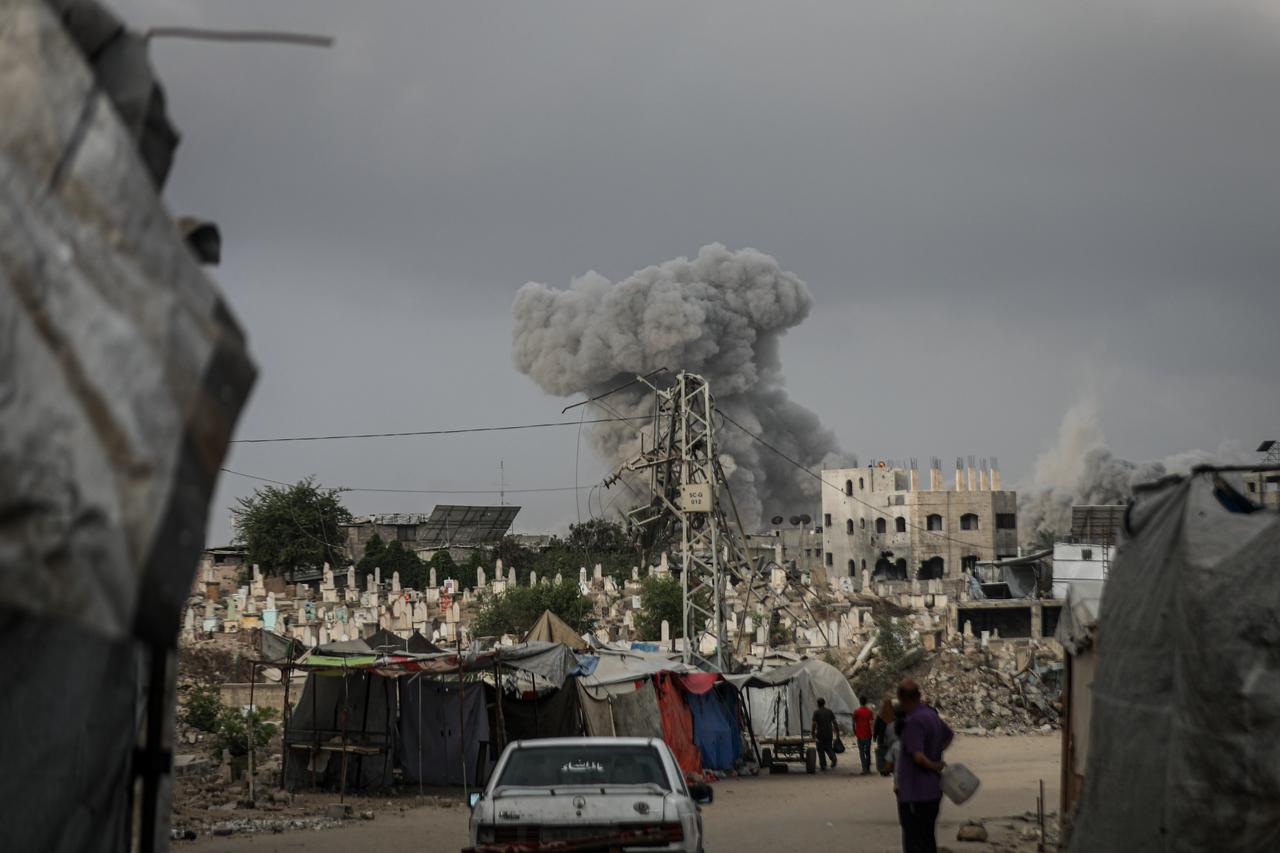 Smoke rises over residential areas after the Israeli armys attacks on ez-Zeytun neighborhood in southern Gaza City, Gaza on August 27, 2025.  (AA Photo)