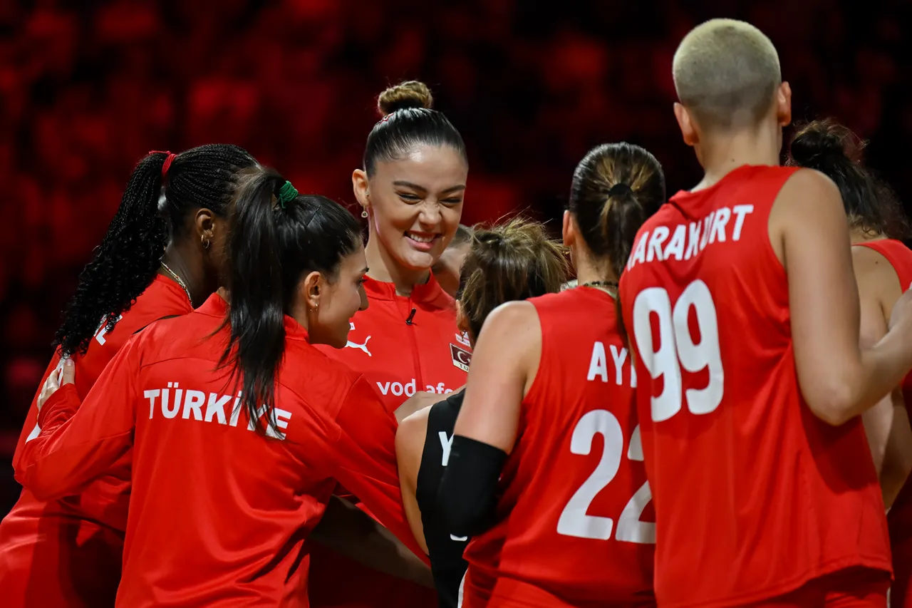 Players of Turkiye celebrate after scoring a point during the FIVB Women's Volleyball World Championship match between Turkiye and Canada at Korat Chatchai Hall in Nakhon Ratchasima, Thailand, on August 27, 2025. (AA Photo)