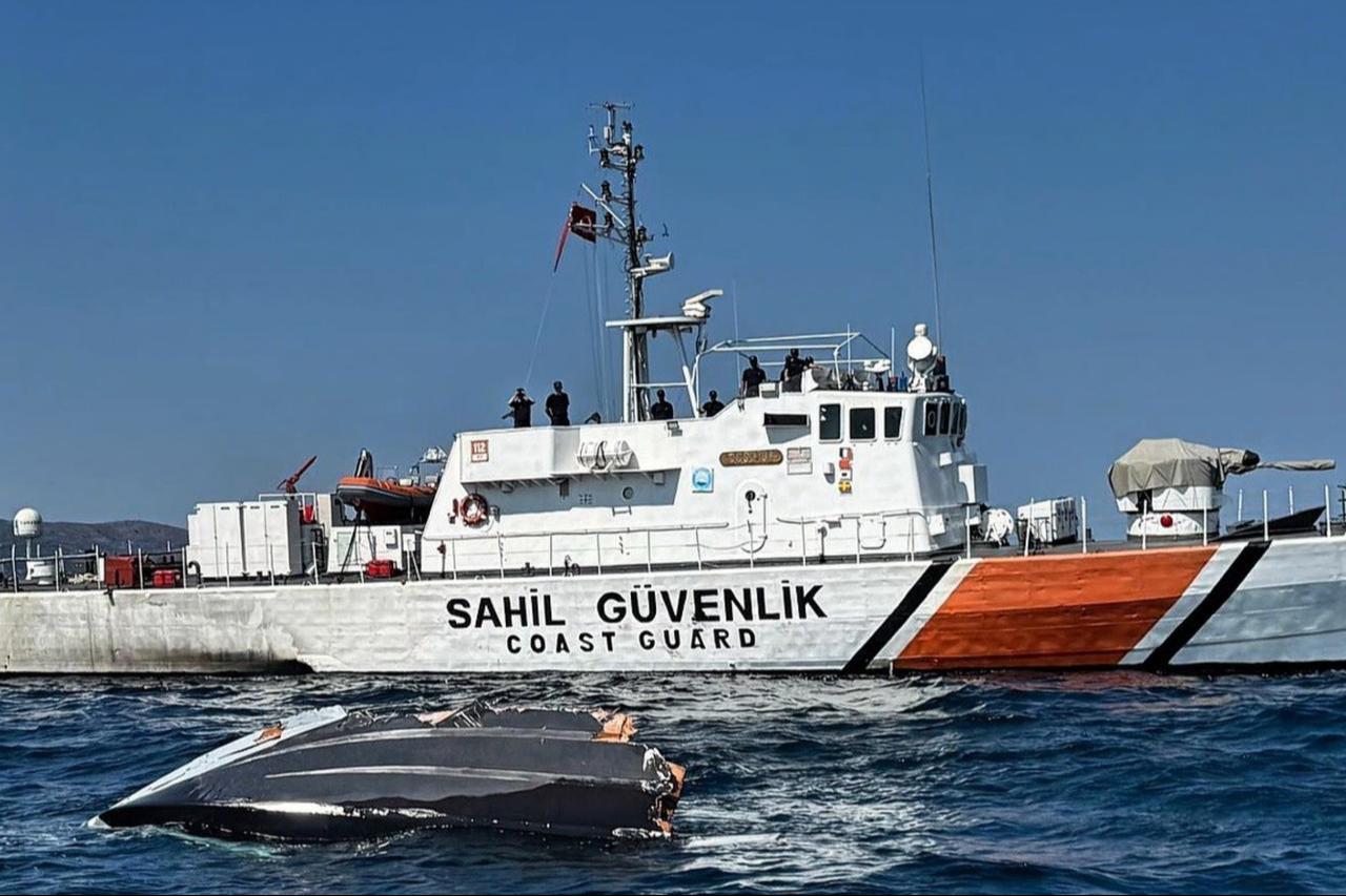 A Turkish Coast Guard vessel patrols near the partially submerged wreckage of businessman Halit Yukay’s boat in the Marmara Sea, August 6, 2025. (IHA Photo)