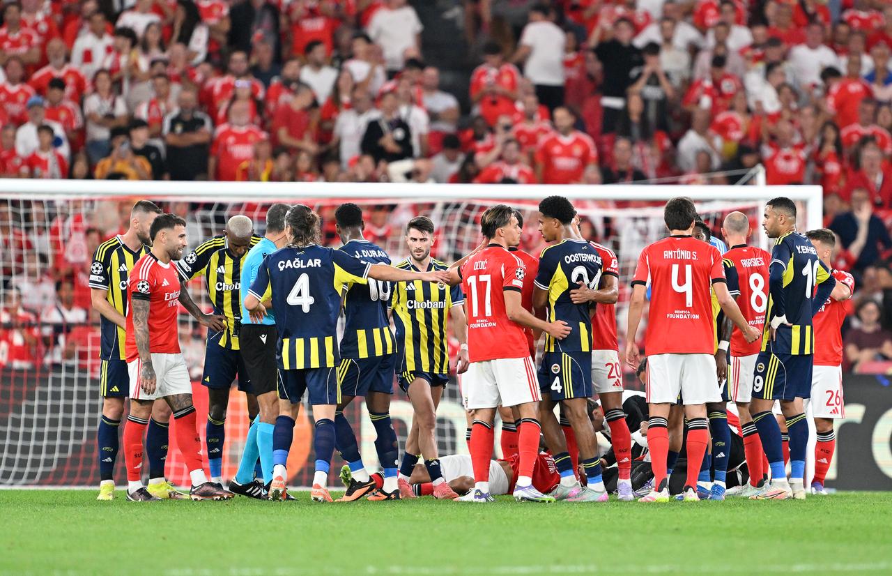 Players of Benfica and Fenerbahce during the UEFA Champions League play-off second leg match between Benfica and Fenerbahce at Estadio da Luz in Lisbon, Portugal, on August 27, 2025. (AA Photo)