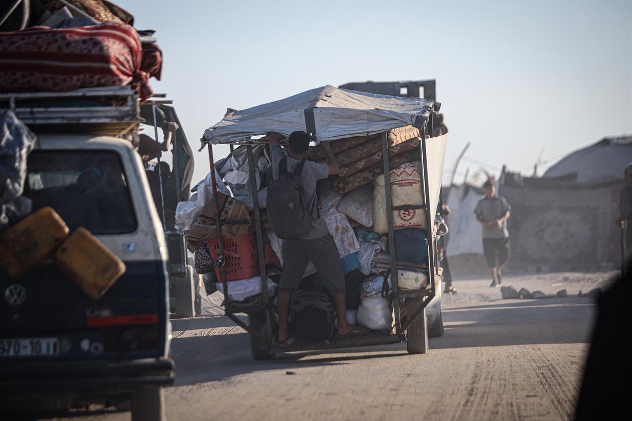 Palestinians are once again forced to flee and take to the roads Due to the Israeli army's intense attacks on the northern Gaza Strip on August 28, 2025. (AA Photo)