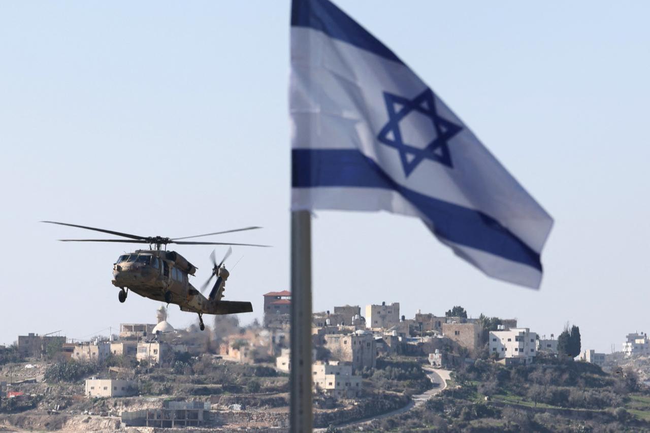 An Israeli military helicopter transports Defense Minister Israel Katz on January 7, 2025. (AFP Photo)