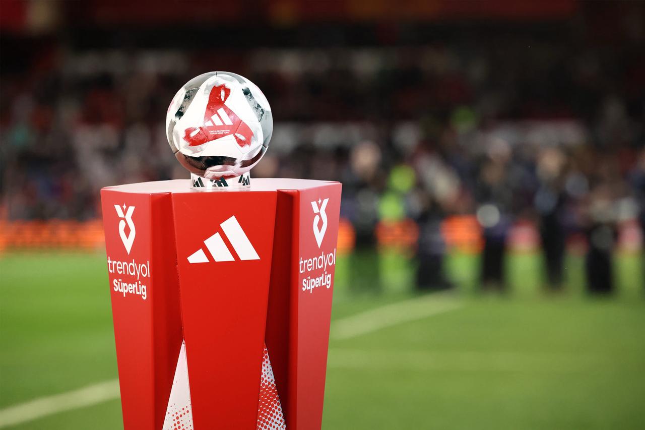 The official match ball of the 2025–26 Trendyol Super Lig season Adidas Tiro. (Photo via X/@superlig)