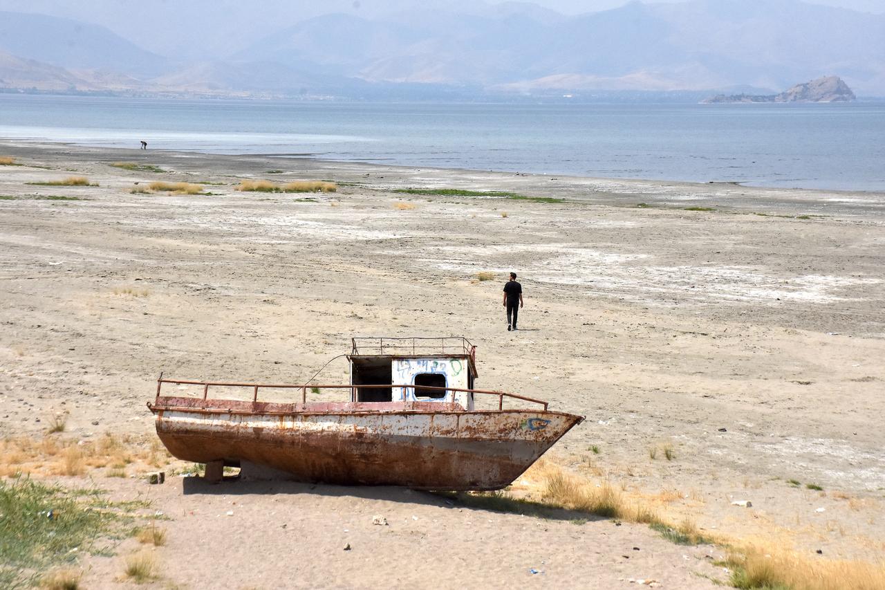 A view shows the dried lakebed of Tuz Lake in the Van Basin, where drought caused by global climate change, reduced rainfall, and increased evaporation has led to the complete drying of wetlands, including Akgol and Tuz Lake, while water levels continue to recede along the shores of Lake Van in Van, Türkiye, Aug. 22, 2025. (AA Photo)
