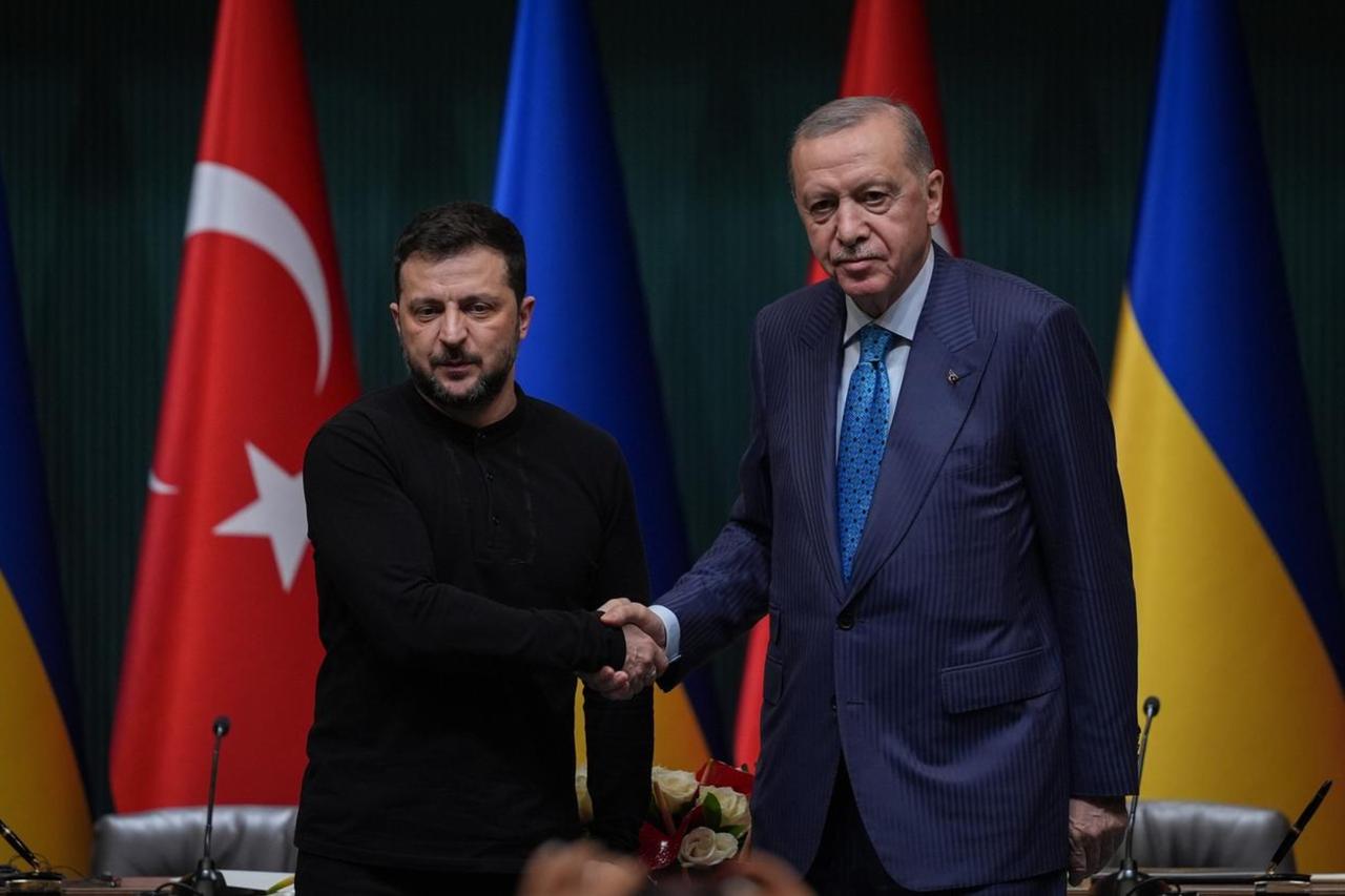 President Recep Tayyip Erdogan (R) and Ukrainian President Volodymyr Zelenskyy (L) shake hands as they hold a joint press conference in Ankara, Türkiye on February 18, 2025 (AA Photo)