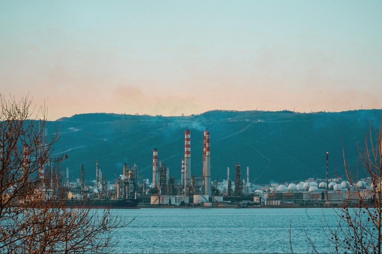 A view of the Tupras oil refinery, Türkiye’s largest petrochemical facility, located in Kocaeli. (Adobe Stock Photo)