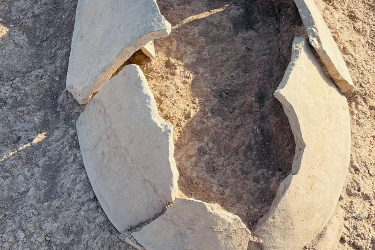 A clay coffin uncovered at the ancient site near Mosul Dam Lake in Duhok, believed to date back to the Hellenistic period, Aug. 29, 2025. (Photo via Shafaq News)